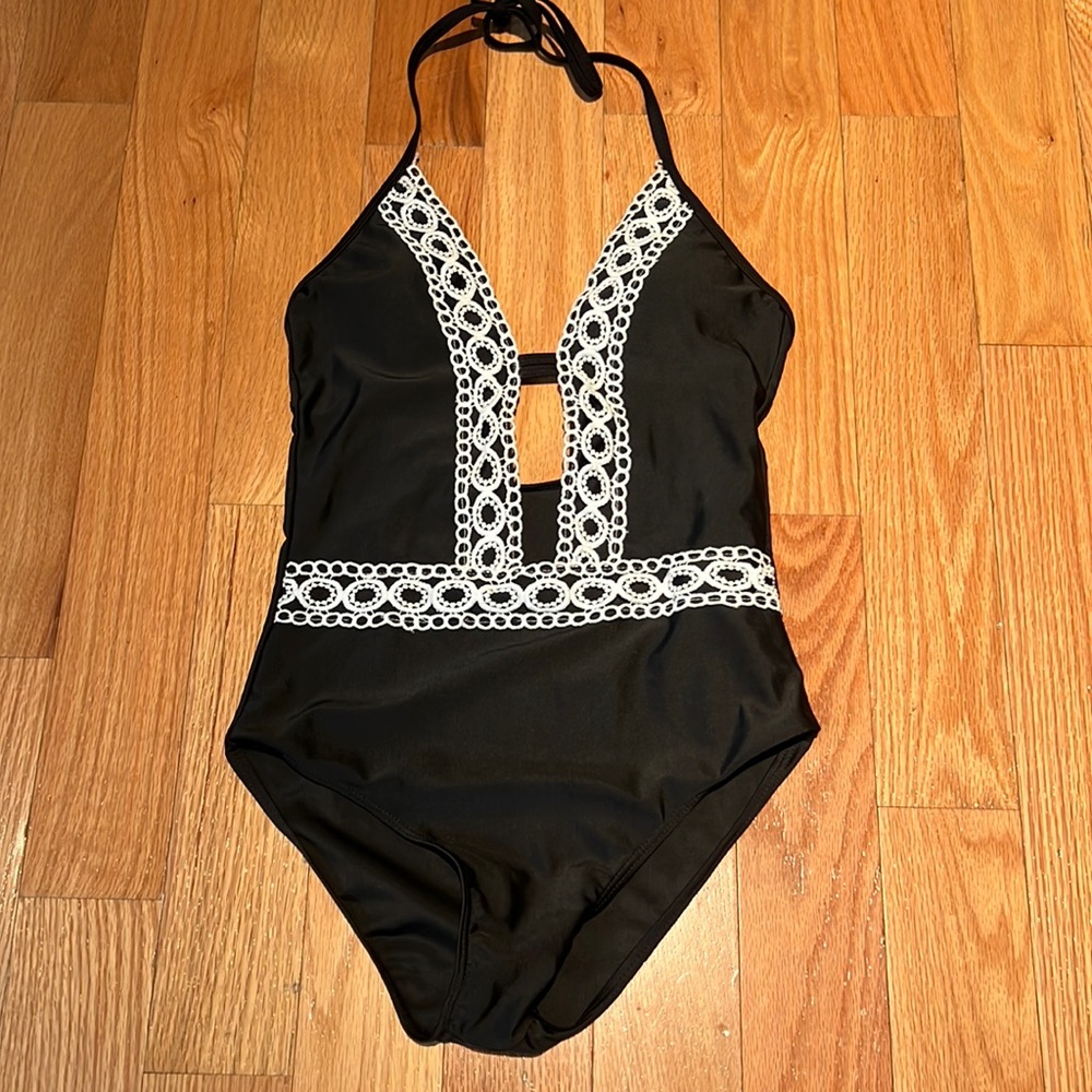 CUPSHE halter one piece nwot medium